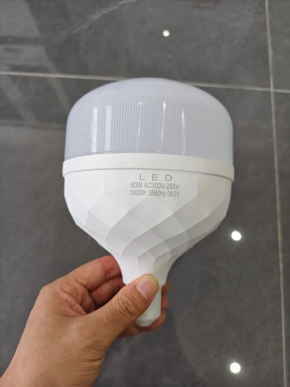 Led Bulb series .
100-265V / 165-265V 80% power 
2years guarantee


**إذا كنت صاحب هذا الإعلان وتريد حذفه لأي سبب، رجاءا أرسل رسالة إلى الدعم الفني**