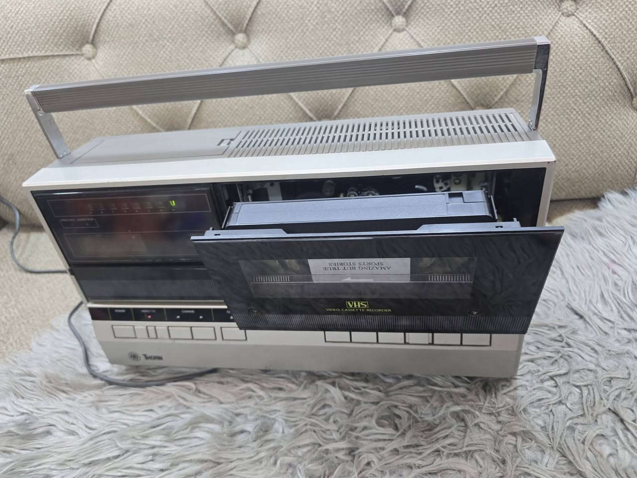 جهاز. فيديو كاسيت. ياباني. اصلي. من نوادر. جهاز. نظافته. 95  شغال كهرباء. 220. يشغل كل انظمه. السعر. 250$مكان سماوه ***********
