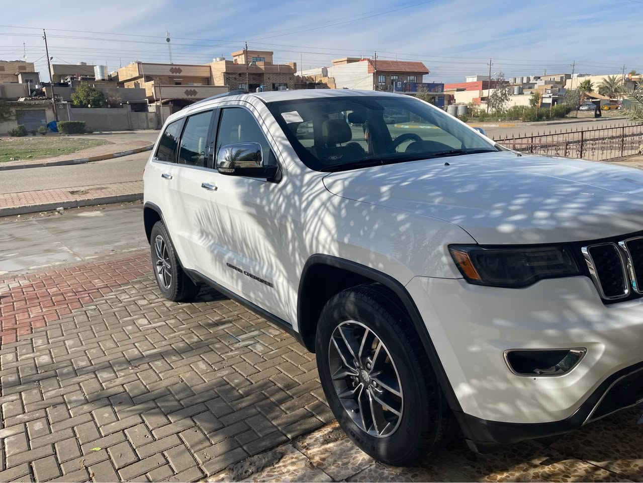 السلام عليكم
جيب جراند شيروكي فئة لمتد موديل ٢٠١٧ 
رقم شمالي 
تحويل مباشر السياره كلين تايتل مكفوله كفاله عامه   

سقف بنوراما داخل جلد بيجي 

كشنات الامامي تدفئة تبريد كشن خزن  
كشنات خلفي تدفئه 
 الستيرن تدفئه
باب خلفي شفط  
الكير محرك مكفول ممفتوح 
ماشيه ٧٦ 
السعر ٢٦٥ 
الاستفسار *********** كركوك, العراق
