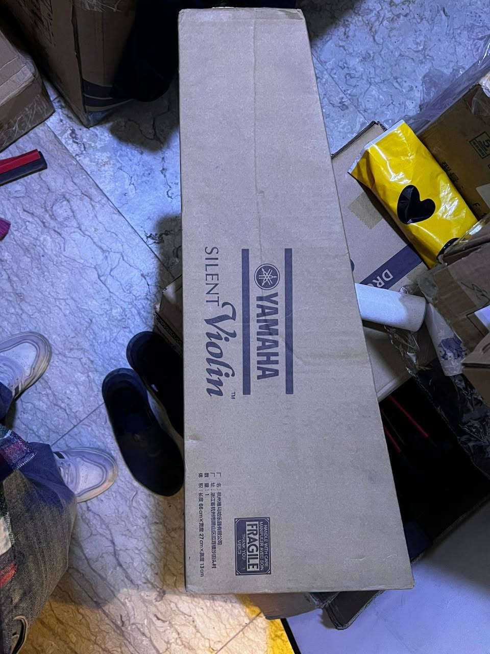السلام عليكم.. معروض للبيع كمان كهربائي راقي ومميز جداً.
 الموديل: YAMAHA YSV104.
النظافة: بحالة ممتازة جداً (جديد) ويشمل كارتونه وكامل ملحقاته.

 السعر:500 ألف دينار عراقي.
 للتواصل والاستفسار: *********** (أو راسلني خاص).

*(الصور المرفقة حقيقية لل كمان المعروض)

