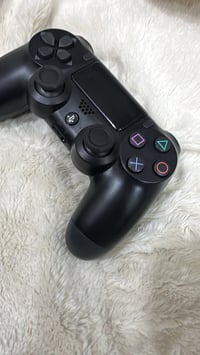 يده PS4  اصلي مال الجهاز مو تجاريه سعرها30 قفل  بدون عمله  فيفا 16 سعر...