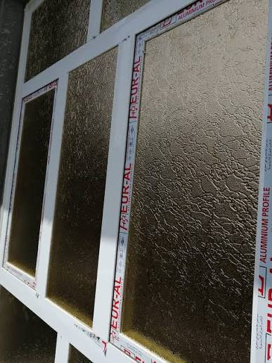 تركيب كافة انواع الزجاج... المشجر الأبيض والديكور والعاكس بانسب الأسعار وصبغ الشبابيك ما عليك الاتصال *********** وبيه واتساب
