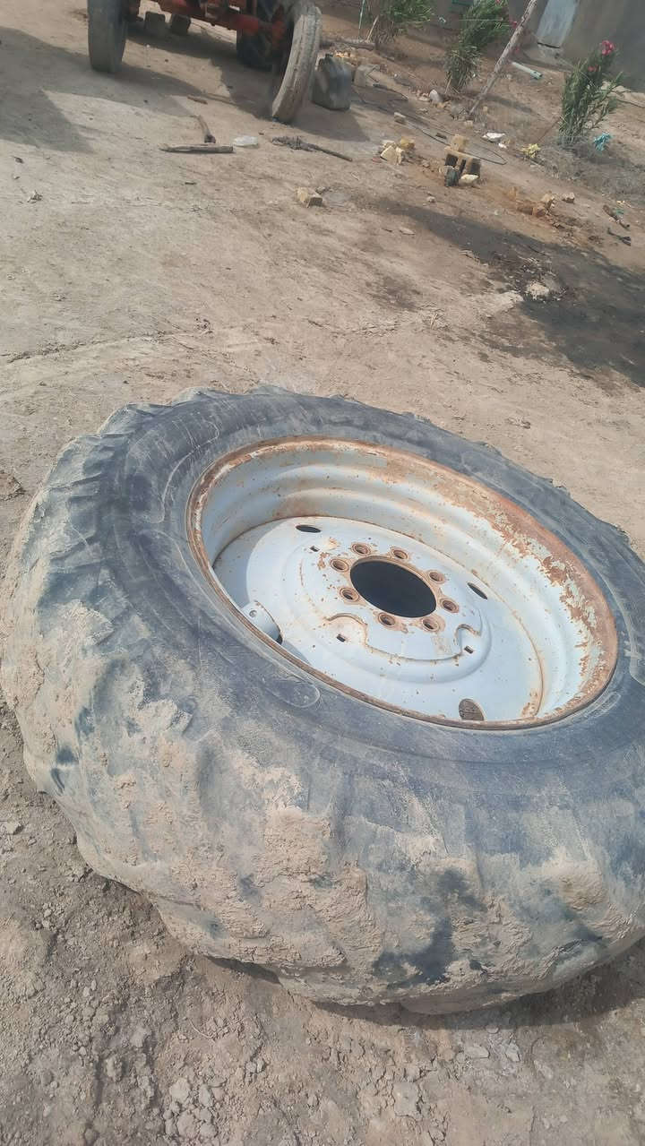 تايرات حجم ١٨عله ٣٤  كاملات لبيع  ***********  سعرهن ٢٠٠وبيهن مجال
