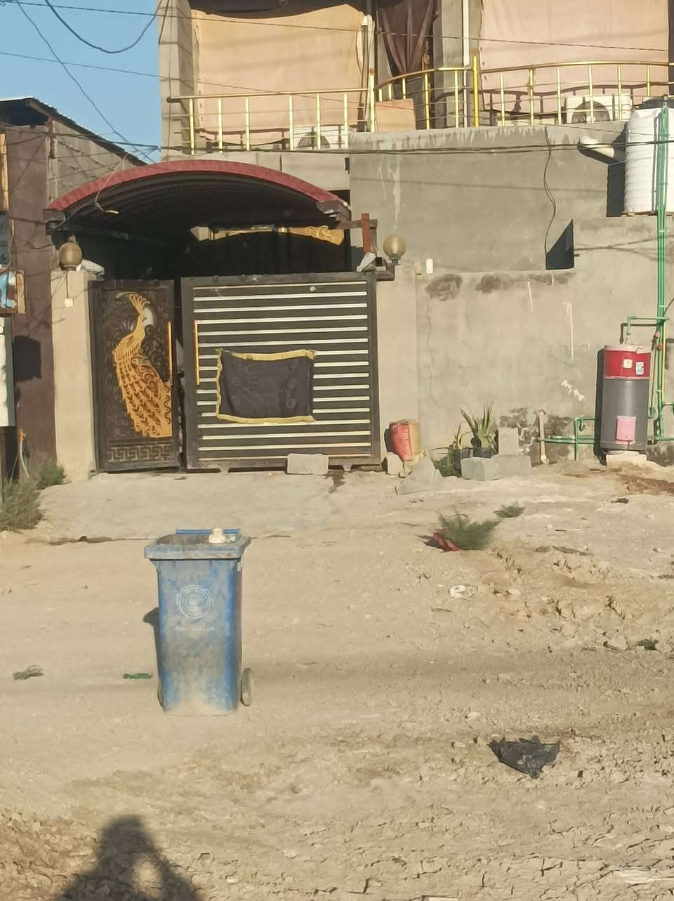 @إشارة
 بيت 180 متر طابو صرف طابقين بناء طابوگ بسنة 2022 وبي اجازة بناء يحتوي على أربع غرف نوم 2 جوه 2فوگ مع الصحيات واستقبال خارجي العنوان العطيشي خلف المستشفى الحسينيه بداية الحولي قرب المدرسه الصينيه على الشارع مباشر يعتبر تجاري *********** بي وات ساب
