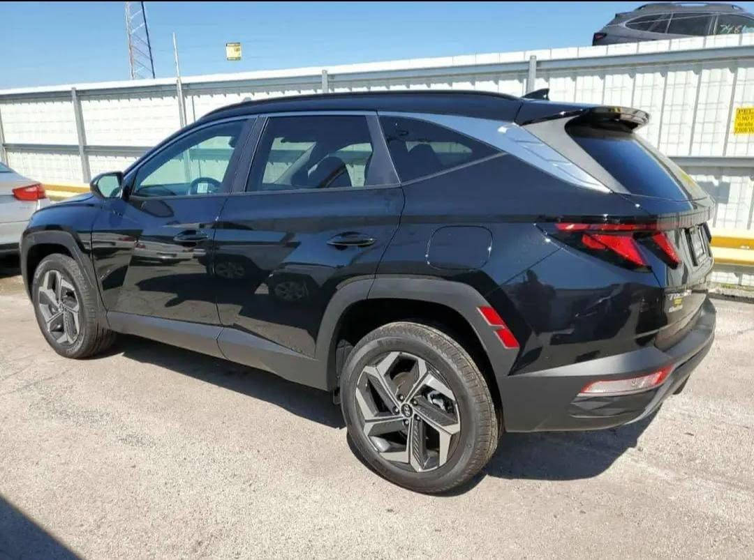📣 للبيع: هيونداي توسان 2024 (فول مواصفات 1/1) 🔥
سيارة هيونداي توسان (Hyundai Tucson) بالشكل الجديد المميز، بحالة ممتازة وجاهزة للاستخدام بدون أي مصاريف، متواجدة في الموصل.

📌 تفاصيل الأوراق الرسمية والوضعية:
 الترقيم: مرقمة أربيل (رقم، فحص، وهزة جديدة بالكامل).
 الإيرباغات: سليمة 100% بشرط الفحص.

⚡ المواصفات والأنظمة الذكية (فول مواصفات 1/1):
 التشغيل: بصمة تشغيل + ميزة التشغيل عن بُعد.
 العدادات: شاشة إلكترونية ديجيتال بالكامل.
 الشاشة والترفيه: شاشة آيباد كبيرة، شاحن لاسلكي للهاتف (Wireless)، تحكم كامل من المقود (ستيرن)، ومثبت سرعة.
 المقاعد والصندوق: كشنات كهربائية بالكامل مع ميزة التدفئة (كشنات حار)، وصندوق خلفي يفتح ويغلق كهربائياً.
 التكييف: تبريد قطعتين (أمامي وخلفي) ممتاز.
 الجنوط (الويل): ويل كروم بلادي حجم R19 المميز 
 أنظمة القيادة: 4 وضعيات قيادة مختلفة لتناسب كل الطرقات ⁠(Normal - Smart - Sport)⁠.

🛡️ أنظمة الأمان ومساعدة السائق:
 رادار أمامي، جانبي، وخلفي متكامل.
 نظام تحديد المسار التلقائي.
 نظام AUTO HOLD للمساعدة في الزحامات.
 مانع تزحلق.
 نظام الإطفاء الذاتي للمحرك عند التوقف المؤقت لتوفير الوقود.

🛠️ حالة الضرر (واضح بالصور):
 صبغ في الجملغ (بدون أي ضرر في الدواخل).
 صبغ في الباب.
 عدا ذلك السيارة نظيفة جداً وجاهزة.

💰 السعر:
 175 ورقة (السيارة مرقمة كاملة وبسعر قفل ومنافس جداً) 🔥
📞 للاستفسار والتواصل (واتساب):
 ***********
 ***********
 ***********

