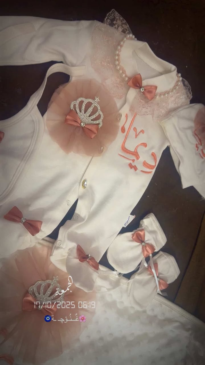 هلو حبايب شونجن اني عندي ذني سيتين مال استقبال بالجيس مامستعملات ابد لان غلطو وياي بجنس الجنين لحد يوم العمليه ياله عرفو ولد مو بنيه المهم بنات الي حامل ببنيه وتريد تسميهه ديما هذا سيت جاهز مخيط ومطرز 
وسيت حضينه وكماط هم مخيط ومطرز 
وسيت مصدات سرير شكل فيل 
وتكدرين تعدلين الاسم يم الخياط او تحطيله فيونكه او شي الي يعجبجن لان حرامات ابقيهن واني بعد ماصير حامل 
السيتين اثنينهن احسبهن ب50 
وسيت المصدات ب20
ابد ممستعملات وبجيسهن 
التحب تاخذهن عالخاص وتدللون


**إذا كنت صاحب هذا الإعلان وتريد حذفه لأي سبب، رجاءا أرسل رسالة إلى الدعم الفني**