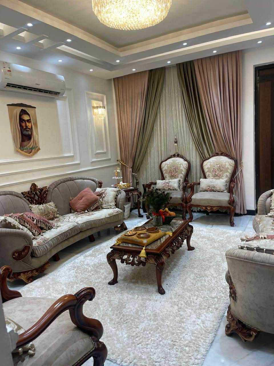 الكهرباء خصخصه مجهز بالسبالت
دار للايجار التجاري او السكني 
ساحه بيروت قرب مطعم الابتسام 
مساحه ١٢٠ متر مربع 
واجهه ٨ نزال ١٥ 
الطابق الاول 
استقبال . مطبخ حار ومطبخ بارد. هول . غرفه نوم . حمام . طرمه . حديقه خارجيه صغيره 

الطابق الثاني 
٣ غرف نوم كبيره . هول . حمام . ممر 

الطابق الثالث 
سويت ( غرفه نوم وحمام وهول ) وسطح 

واجهه مرمر 
ارضيه مرمر
للاستفسار *********** بغداد, العراق
