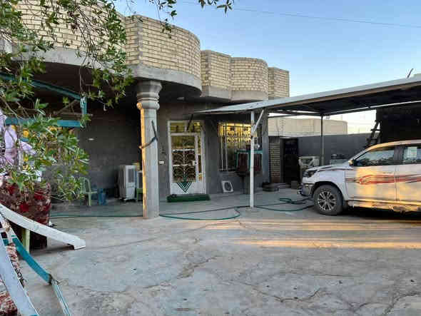 السلام عليكم 
نصف دونم مع دار حديث للبيع عنوان بغداد  الجسر الفرنسي قرب فلكة حي النصر  تعبر الجسر على اليسار على شارع التبليط صاير ش
واجهة 28 متر على شارع الرئيسي مدفون 3 أمتار عن الأرض يعني أعلى من شارع الرئيسي رباط صب ودنك صب داير ميدور نصف الدونم يحتوي على كراج وحديقة ودار صب مسلح 2 غرف نوم + استقبال + صالة كبيرة + مطبخ + حمام شرقي وغربي عدد 4 داخل وخارج البيت للستفسار 
*********** سعر 190مليون
