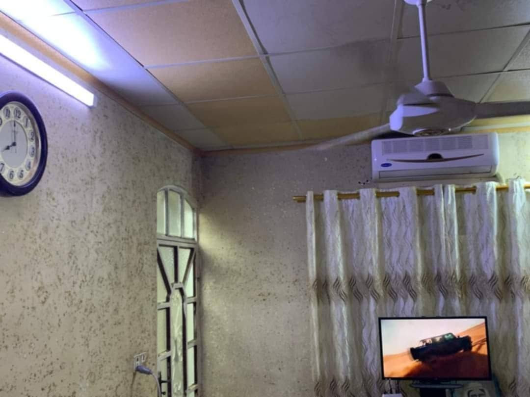 مشتمل للايجار مكون من غرفتين نوم 💤 غرفه فوك + غرفه طابق ارضي 
+صاله استقبال +حمامات دخلي وخارجي +مطبخ 
المكان حي العسكري قرب جامع الحسين 
الاستفسار الاتصال *********** او وات ساب
