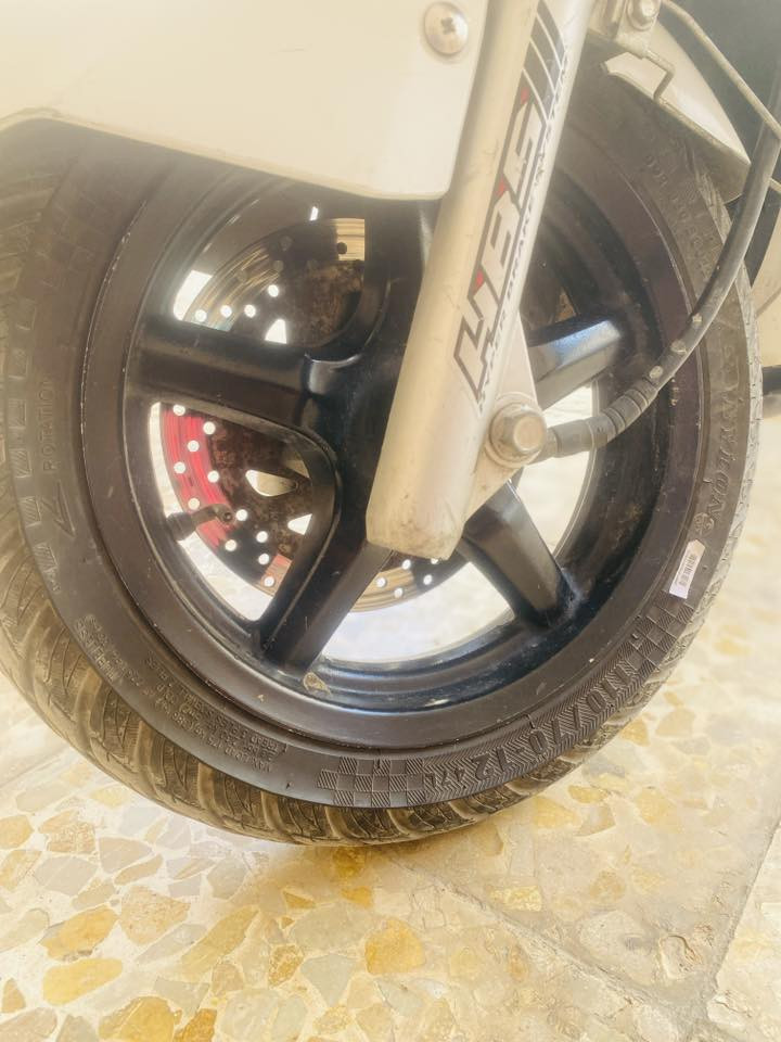 السلام عليكم سكنس فحل كوري نوزل خطين دراجة بعدها جديدة اي نقص مابيها شلعة معدل كهربايات دبلات هورن اشاير زوج تايرات جدد لايت شادة ب٣٥ 
مكاني بغداد 
السعر ٧٧٥ وبيها مجال قليل  اوراقها كلهن موجودات مال المعرض
تواصل ع رقم 
***********
