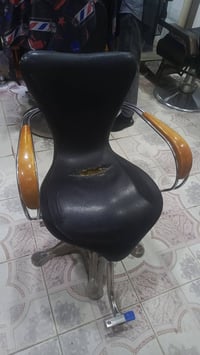 كرسي حلاق • مراية • ٣ كراسي حديد