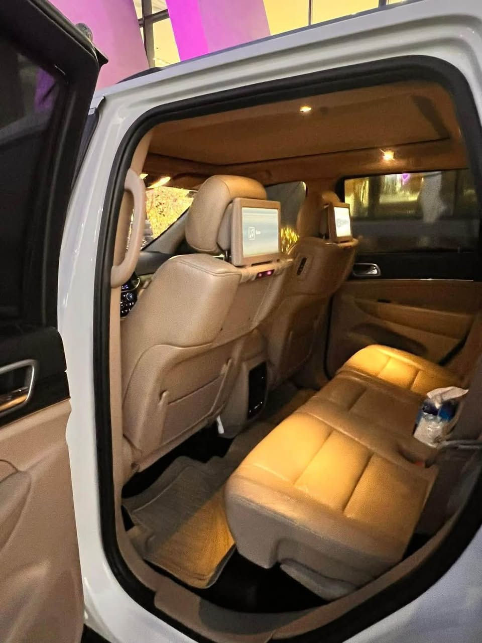 خليجي 2019 Jeep Grand Cherokee Limited Plus .
المواصفات :

* شاشة كبيرة  8.4 انج .
* كامرة خلفية .
* رادار امامي .
* نقطة عمياء .
* داخل جلد Off white .
* دفع رباعي 4X4 .
* المقاعد الامامية كهرباء .
* ذاكرة لحفظ وضعيات الجلوس .
* المقاعد الامامية تدفئة + تبريد .
* تدفئة ستيرن .
* تدفئة المقاعد الخلفية .
* ويل قياس 20 انج .
* سقف بانوراما.
* نضام الملاحة (GPS) .
* نضام خاص للطرق الوعرة .
* مصابيح امامية زنون .
* نظام تشغيل واطفاء المحرك اوتماتيكي للتوفير من صرف *الوقود ( Auto Start ) .
* بروجكتر امامي زنون .
* تشغيل عن بعد .
*صندوق كهربائي .
* حساسات امامية .
* حساسات خلفية .
* بخار ماء لتنضيف المصابيح الامامية . 
* مرايا بخاصية للتعتيم الذاتي . 
* نضام Carplay .
* نضام ECO لتقليل صرف البنزين .
* نضام SPORT .
* نضام Cruise لتثبيت السرعة .
* شفتات ستيرن .
*  كشافات ضباب خلفية . 
* نضام SNOW .
* نضام SAND .
* نضام RCCK .
* نضام MUD .
*ملاحضة السيارة مكفولة من الصبغ والبارد عدى (تعديل pdr على كد شبر بشفة البونيد + ٤ رصعات صغيرة  حالوب)
العداد ٩٦٠٠٠km 
*السعر ٢٦٠٠٠
*العنوان/ بغداد - شارع فلسطين
*هاتف/***********
