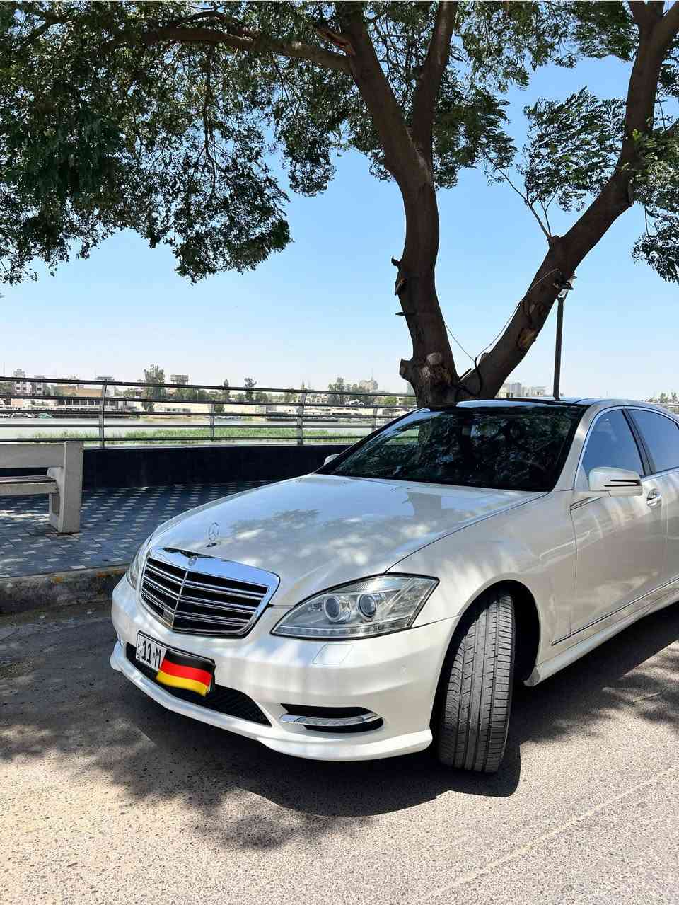 السلام عليكم Mercedes Benz-S500-V8
اعلى فئة بل SClass
وارد امريكي 
لون ابيض صدفي  
بانورما 
اربع كشنات فول تحكم كهربائ
auto gobles+sport gobles
موديل 2011 
رقم بغداد 
السعر 21.000 يعني210ورقة 
العنوان بغداد شارع فلسطين 
رقم ***********
