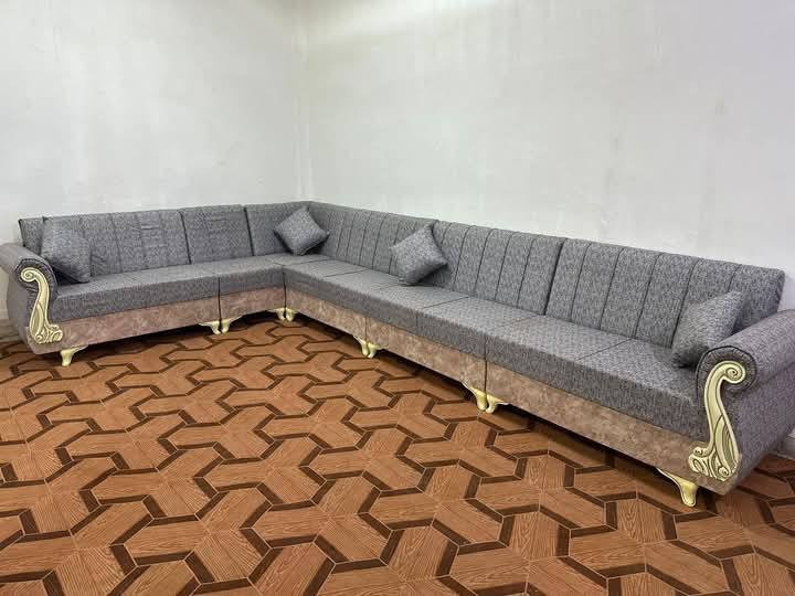 يتكون الديوان من ٥قطع  حرف L

١٠ مقاعد  ٦ امتار لتواصل واتساب  ***********

موصفات  العمل ✌🏻
 قوه الهيكل بلوك مضغوط + خشب جام روسي

سفنج مميز اول 

قماش تركي  🇹🇷 قديفه او وتر بروڤ حسب الطلب (وتر بروڤ اضافه على السعر)

العمل نفس الموصفات المذكوره 

ملاحضه 🔥
يوجد مع كل طلب ٤ كوشات هديه 💐 + طبله

و يوجد  لدينا خدمه  توصيل  

بغداد 🚛 والمحافظات   بإسعار مناسبه
