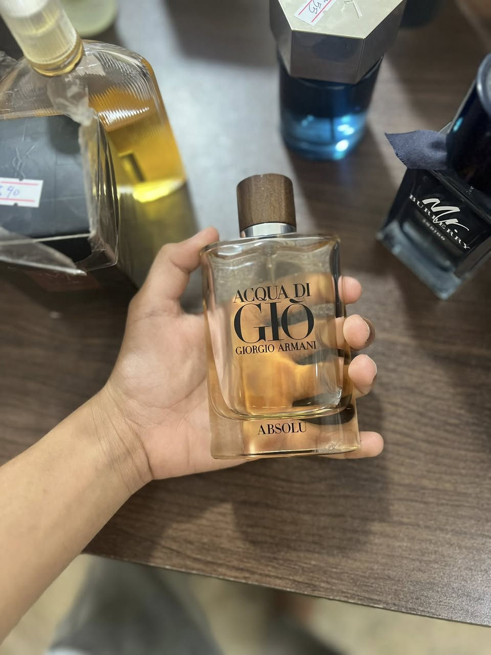 عطر Acqua di Giò Absolu من دار Giorgio Armani

1️⃣ سنة الإصدار:2017(اصدار قديم شبه مقطوع)
2️⃣ بلد المنشأ: إيطاليا
3️⃣ التركيز: Eau de Parfum
4️⃣ العائلة: خشبي مائي
5️⃣الثبات: جيد (حوالي 6–8 ساعات)
6️⃣الفوحان: متوسط يميل للقوي بالبداية
7️⃣أفضل فصول: خريف – شتاء – أمسيات ربيعية
8️⃣أفضل استخدام: سهرات – مناسبات – طلعات مسائية
9️⃣الفئة العمرية: 23 سنة وفوق
🔟الحجم:125mlمستخدم مايقارب 30ml
السعر :115$


**إذا كنت صاحب هذا الإعلان وتريد حذفه لأي سبب، رجاءا أرسل رسالة إلى الدعم الفني**