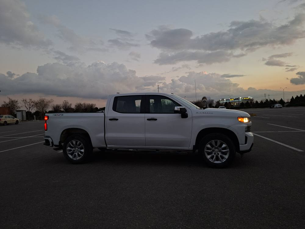 موديل ۲۰۲۲ نوع كوستم باب طويل بودي قصير ابيض ثلجي ماشیة ٥٥ الف مايل بيه صبغ باب خلفي عكس السائق والامامي بيه تكحيل و تعديل PDR وشوية صبغ بالبودي بدون ضرر داخلي بجم وخلف السيارة كبس حتی الدعاميات مابيه صبغ ايرباك فقط بردة و شادلها بلادي محرك ٤ سلندر ۲۷۰۰ تيربو فور ويل تشغيل عن بعد صندوق كهربائي شاشة و كامرة دوار سيارة جاهزة واحد علی واحد باسمي سنوية لحد ۲۰۳۰ السعر ۲٤۰ ومجال  للاستفسار
*********** واتس آب فايبر أربيل, العراق
