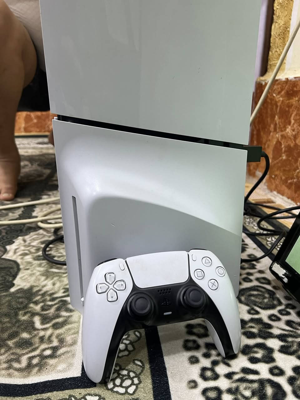 السلام عليكم بلي 5 سلم للبيع مع كامل ملحقاته الجهاز ما داخل تصليح كله بلادي مع 2 جوستك وقاعده تثبيت لبلي مع أقراص وبي بس هاي الزلوغ الموضحه بالصوره 
*********** 
البصره القبله
