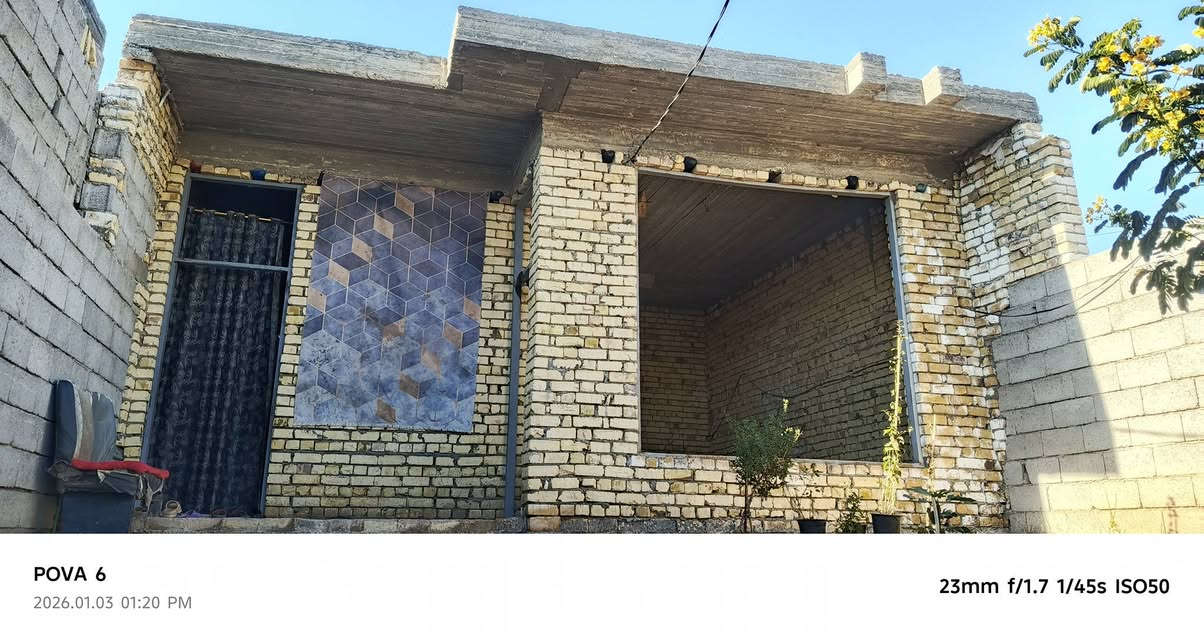 السلام عليكم بيت الكوت الجديدة شارع القوس قرب مكتب دلالة  لبهادلي  مساحة 190م لاساس رفته وبناء طابوك غرفتين وصاله ومطبخ وستقبال وكراج وحديقه السعر 37 وبي مجال
***********
