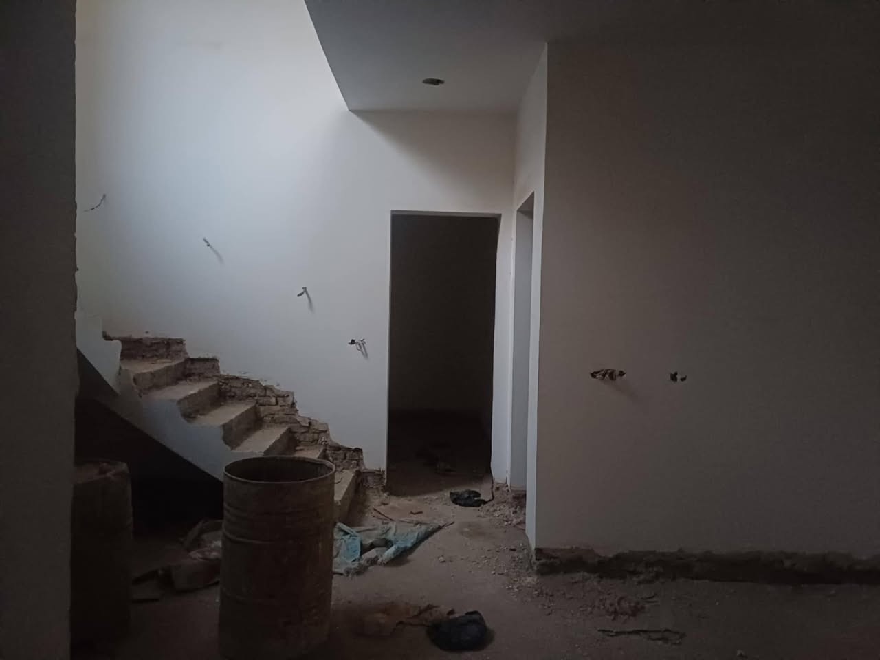 بيت 200 متر باقي تشطيبات فقط غرفتين نوم استقبال صاله صحيات حي الزيتون شارع مدرسة صدى النجاح  مطلوب اسكان الاتصال ***********
