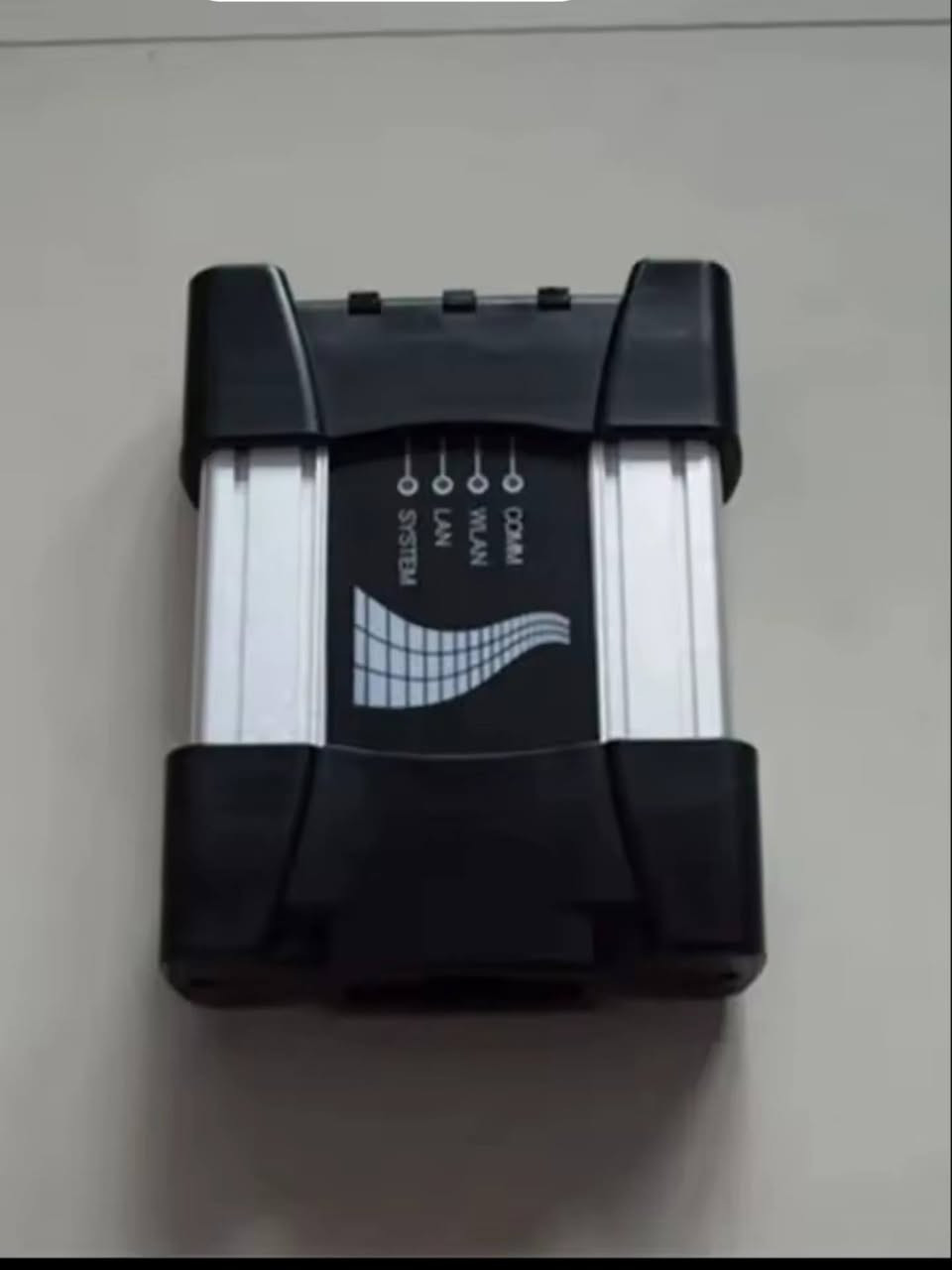 هو BMW ICOM NEXT، وهو أداة تشخيص وبرمجة احترافية متطورة مصممة خصيصاً لسيارات BMW وMini وRolls-Royce.
المميزات والوظائف الرئيسية:
التشخيص والبرمجة: يُستخدم لفحص جميع أنظمة السيارة (المحرك، ناقل الحركة، الوسائد الهوائية، ABS وغيرها)، وقراءة ومسح رموز الأخطاء، وبرمجة وحدات التحكم الإلكترونية (ECU).
التوافق: يدعم موديلات BMW من عام 2004 وحتى الموديلات الحديثة، بما في ذلك الفئات E وF وG وI، بالإضافة إلى الدراجات النارية.
الاتصال: يدعم الاتصال السلكي عبر LAN والاتصال اللاسلكي Wi-Fi (في بعض الإصدارات)، مما يوفر مرونة أثناء العمل في الورش.
البرمجيات: يعمل عادةً مع برامج الوكالة الرسمية مثل ISTA-D (للتشخيص) وISTA-P (للبرمجة). المهتم يراسل خاص


**إذا كنت صاحب هذا الإعلان وتريد حذفه لأي سبب، رجاءا أرسل رسالة إلى الدعم الفني**