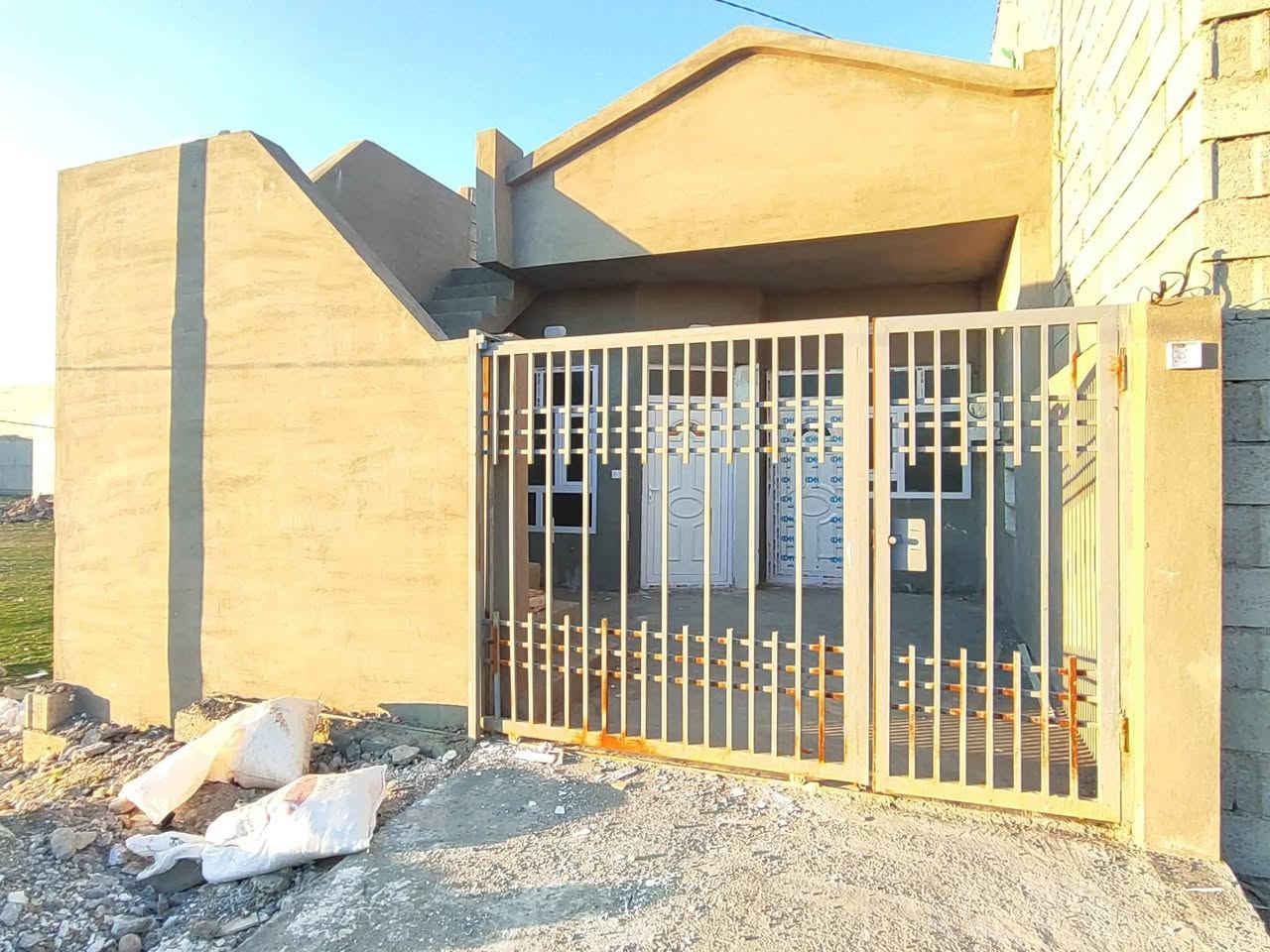 🕌بەناوی خــــــوای گــــــەورە🕌

#خانووی_نموونەی_بۆ_فرۆشتن  
ناونیشان 📍 قـــــەزای ڕزگاری (سموود)

◼️ گەڕەکی سٮــــــــــەنگاویەکان
◼️ نـزیـکی مزگەوتەتازەکە
◼️ ڕووبـەری ٦٫٢٠بـە ٢٠ = ١٢٠مـەتـرە
◼️ ڕێگـــــــــــــــــــەپــــــــــــــــێدانە

◼️ کـامـل ژوورەکـانـی سـەقـف جبسنبۆردە
◼️ دگتـی مـەرکـەزی بـۆ ھـەمـوو ژوورەکـانـی  کـراوە
◼️ ھـەمـوو ژوورەکـانـی مەتروبیست کاشیەوزەویەکەی لەبنەوەتاوەکوبەردەم دەرگای حەوش کاشیە
◼️ نـرخـەکـەی شـۆکـت دەکـات و پـەلـەبـکـە و لـە دەسـتـی مـەدە

🔴 ژوورەکـانـی ئـەم خـانـووە پـێـکـھـاتـووە لـە ⬇️

◼️ ژووری مــــــــــــیـوان
◼️ مـطــــــــــــــــــــــــبـخ
◼️ مسـاعـد مـطــــــــــبـخ
◼️ هـــــــــــــــــــــــۆڵـێـک
◼️ دوو ژووری نـووسـتـن
◼️ ڕۆشــــــــــــــــــــنـایـی  
◼️ مـشـتـەمــــــــــــەلـات@
ــــــــــــــــــــــــــــــــــــــــــــــــــــــــــــــــــــــــ
 
‌🔴بۆزانیاری زیاتر پەیوەندی بکە یا کۆمینتی بکە 
ژ.م***********  واتس ئاپ..تلیگرام..فایبەر

(نوسینگەی فریدون)بـۆكرينو فرۆشتني زەوي خانو باخ موڵكي توجاري پسوڵەي گوندە تازەكان بۆھەمو جۆرە موڵكيك پەيوەندي بە عەقاراتەوە ھەبيت لەشاري كەلارو ھەموگەرميان بەشيوەيەكي ياساي(ناونيشان نوسينگە گازينۆ گەرەك ئازادی گولانی نوسیــــنگەکەکان

🔵ئیوەی بەریزیش گەر مولکتان هەیەو اتانەوی بیدەن بەکری یاخود بیفروشن اوا اتوانن
🔸وینەی مولکەکەت
🔹روبەری مولکەکەت
🔴زانیاری تەواوی مولکە کەت
  ‌                                           بنیرە بو فایبەری ام ژمارە
***********
