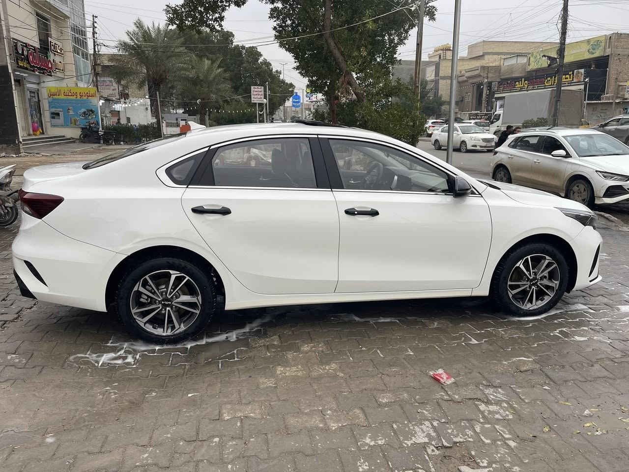 السلام عليكم كيا K3 موديل 2024 ماشية 30 الف مكفولة من الصبغ والبارد  سيارة فول بصمة فتحة شاشة كاميرا حساس امامي خلفي كشنات جلد شاحن لاسلكي مري شفط سايد بريك بصمة مانع انزلاق وضعيات قيادة مكينة 1500 دبل نوزل اشاير لد مكان السيارة بغداد الشعب ***********
