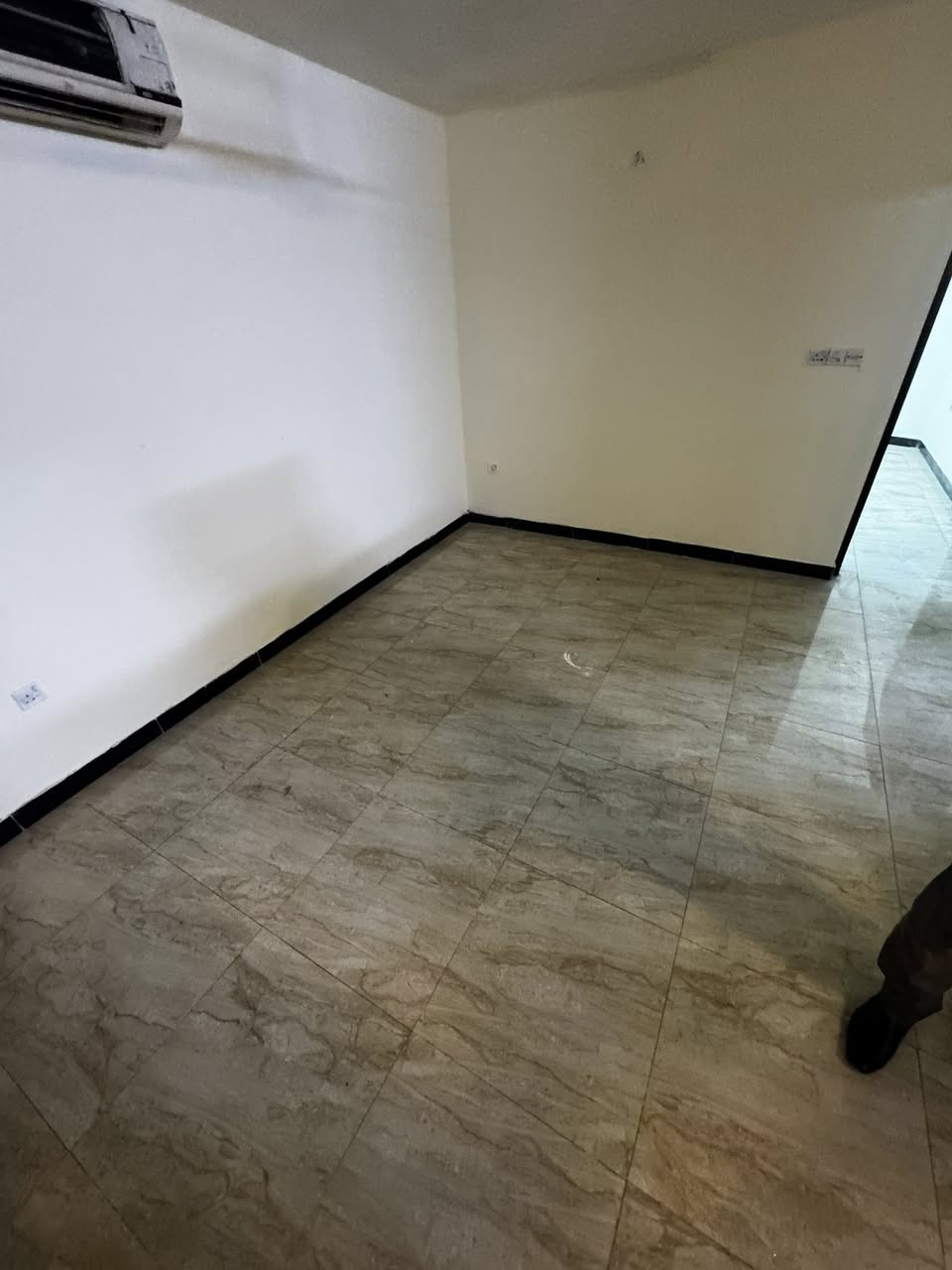 الايجار شقة طابق اول تحتوي ع ٢ نوم وصاله ومطبخ وحمام بسعر 700الف موقعه السيدية الضباط ***********
