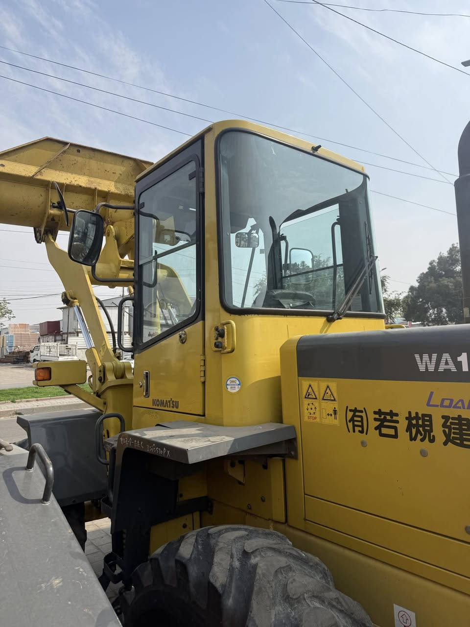 شفل كوماتسو WA100 
وارد يابان الشفل اخو الزيرو 
مشتغل 735 ساعه فقط 
بلادي بدون صبغ 
محرك 6 سلندر تبريد 
كير ميكانيك بغداد شارع الضلال 
***********
