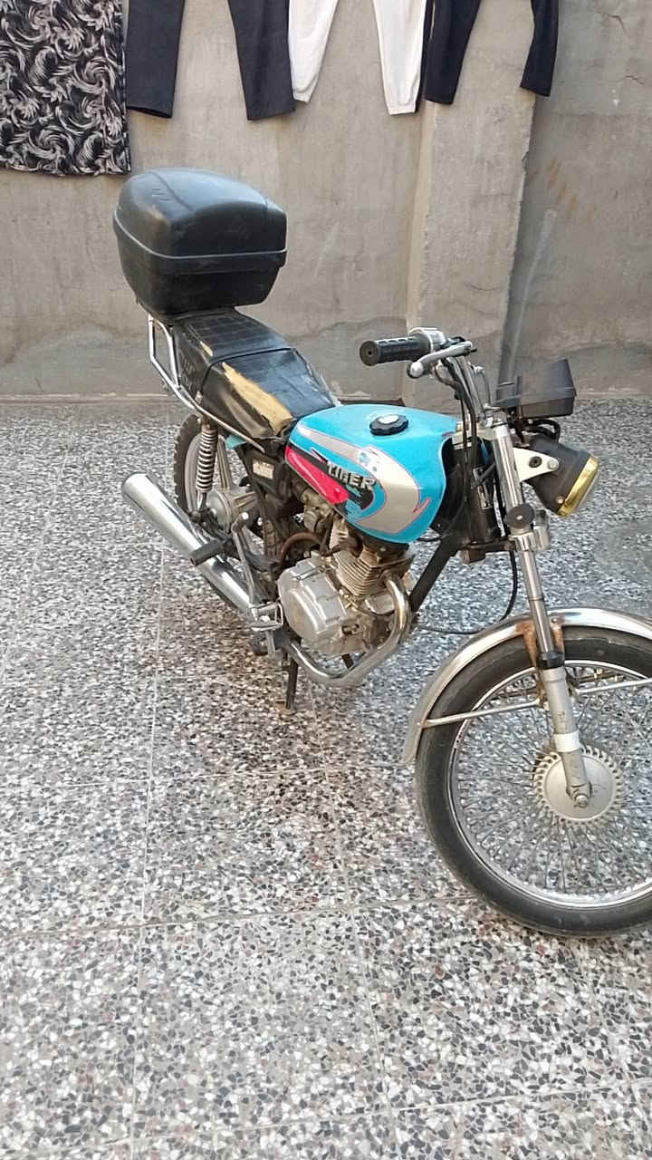 سلام عليكم درجة يراني للبيع درجه نضيفه مذل ماتشوف عوزه ترتيبات بصيطه دراجه شلعه  ومعدل خير من الله يحتاجلها دواسات مال سايق وشاير  الباقيه مابي شي لايت زنون درجه لا تنقيص ولا تبخير شغل وطلع دراجه موديل 2021  تايكر بدون أوراق اكفلك حلال واحرام رقمي بي واتساب *********** السعر 325 وبيه مجال
