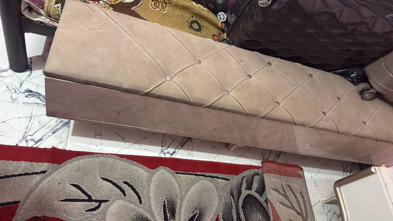 سلام عليكم غرفة مودرن تركي الخشب الثقيل درجة اولى 9 قطع نسبة النضافة 95 ب مية اما هاي الخمسة بس يراد الدوشمة تترتب مكانه بغداد قرب بانزين خانة الجبهة مالتهة سعره مليون وبيها مجال رقم واتساب ***********
