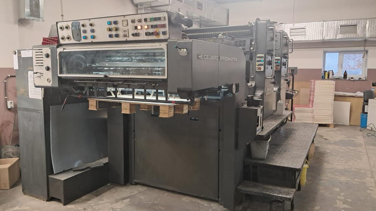للبيع ماكينة طباعة أوفست ألمانية لونين قوية وموثوقة
🔥 Heidelberg SM 102 ZP
📍 موديل 1988
📍 ما تزال تعمل بالإنتاج حتى الآن
📍 بدون أي مشاكل أو أضرار

إذا كنت تبحث عن ماكينة اقتصادية وعملية لطباعة الأعمال التجارية والتغليف بجودة ألمانية معروفة، فإن Heidelberg SM 102 ZP تعتبر خياراً ممتازاً للمطابع التي ترغب بتوسيع الإنتاج وتحقيق أرباح مستقرة.

━━━━━━━━━━━━━━━

📌 المواصفات الفنية:

✅ Model: Heidelberg SM 102 ZP
✅ Year: 1988
✅ Printing Configuration: 2+0 / 1+1
إمكانية الطباعة لونين وجه واحد أو لون/لون وجه وقفا
✅ Equipped with Perfector
نظام قلب الورق للطباعة على الوجهين بكفاءة عالية
✅ Counter: 149 Million Impressions
عداد 149 مليون طبعة
✅ Water Dampening System
نظام ترطيب مائي للحصول على استقرار ممتاز بالألوان وجودة طباعة عالية
✅ Grafix Powder Spray System
نظام بودرة احترافي لمنع الالتصاق وتحسين جودة المطبوعات
✅ Machine Status: Still in Printing
الماكينة تعمل بالإنتاج حتى الآن
✅ Condition:
No Problems – No Damages
بحالة ممتازة وبدون أي أعطال أو أضرار

━━━━━━━━━━━━━━━

🎯 مناسبة لإنتاج:

✔️ الكتالوجات والمجلات
✔️ البروشورات الدعائية
✔️ الفواتير والدفاتر
✔️ الملصقات التجارية
✔️ المطبوعات التعليمية
✔️ الطباعة التجارية اليومية
✔️ أعمال الطباعة وجه وقفا

━━━━━━━━━━━━━━━

💡 لماذا تعتبر هذه الماكينة فرصة استثمارية ممتازة؟

🔹 ماكينة Heidelberg الألمانية معروفة عالمياً بالقوة والاعتمادية
🔹 نظام Perfector يوفر الوقت ويزيد سرعة الإنتاج
🔹 مناسبة للمطابع الصغيرة والمتوسطة الراغبة بالتوسع
🔹 تكلفة تشغيل وصيانة اقتصادية مقارنة بالإنتاجية
🔹 جودة طباعة ثابتة مع سهولة التشغيل
🔹 ماكينة جاهزة للعمل والإنتاج فوراً

━━━━━━━━━━━━━━━

📈 الاستثمار بهذه الماكينة يساعدك على:

✅ زيادة القدرة الإنتاجية للمطبعة
✅ تنفيذ أعمال الطباعة التجارية بسرعة وكفاءة
✅ تقليل تكاليف التشغيل والإنتاج
✅ دخول سوق الطباعة وجه وقفا باحترافية
✅ تحسين جودة الطباعة وزيادة رضا العملاء
✅ تحقيق أرباح مستقرة بعائد استثماري ممتاز

━━━━━━━━━━━━━━━

📩 للتواصل والاستفسار والسعر:
راسلنا مباشرة عبر الخاص أو واتساب.
0750 894 1424

#Heidelberg #SM102ZP #OffsetPrinting #PrintingMachine #معدات_طباعة #ماكينة_طباعة #مطابع #طباعة_اوفست #معدات_صناعية #ف
