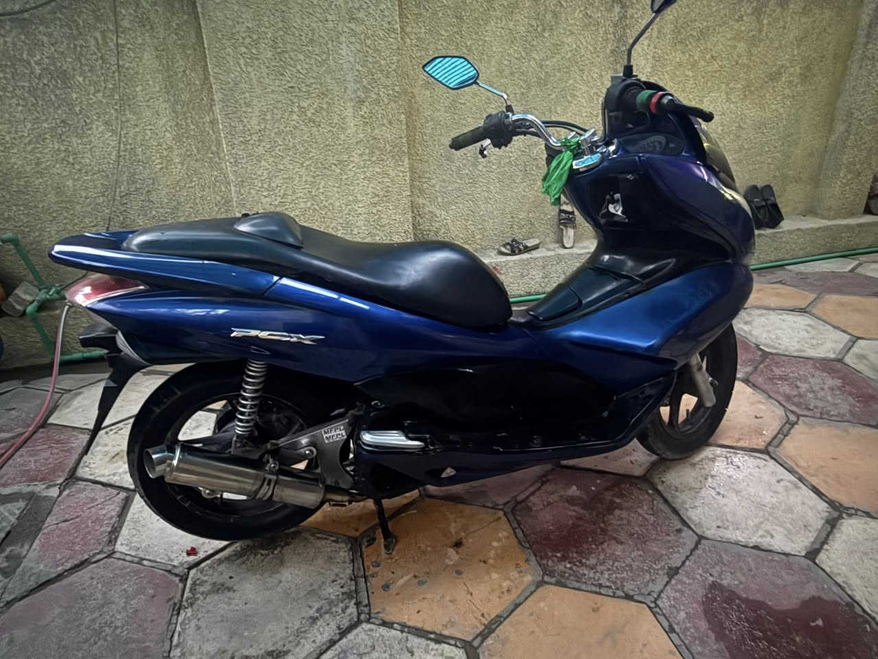 السلام عليكم PCX للبيع ياباني. شغاله نكره سلف  بس بيها مشكله من فتح سويج فيت بم ميفصل  بس هاذا مشكله.  الـسـعـر 950 بيه مجال قليل مكاني العبيدي  رقم***********
