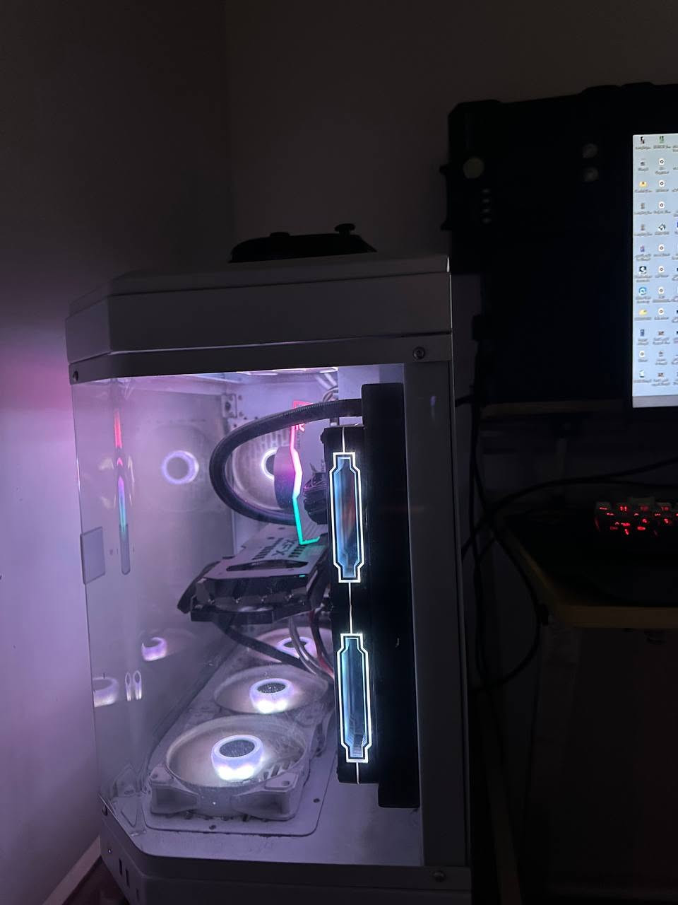 تجميعة كيمنك + مونتاج للبيع 

 المواصفات:

 كرت شاشة: XFX RX 6700XT 12GB (3 مراوح)

 معالج: Ryzen 5 5600X

 مذربورد: Asus Prime B450

 رام: Teforce 16GB 3600MHz CL18 RGB

 تبريد مائي 240mm

 M.2 سامسونج 512GB

 SSD كنكستون 256GB

 هارد 3 تيرا

 باور 600W برونز

 كيس Mass M10 (مع 7 مراوح بالكيس، مالات المبرد غير شاملة)

 شاشة AOC 24 اinch 144Hz curved

تجميعة متوازنة تسحب اغلب الالعاب الحديثة على هاي سيتنق، و مناسبة لشغل المونتاج والتصميم والرندر.

💰 السعر: 1,400,000 د.ع وبيها مجال

 موقع : بغداد - 

***********
