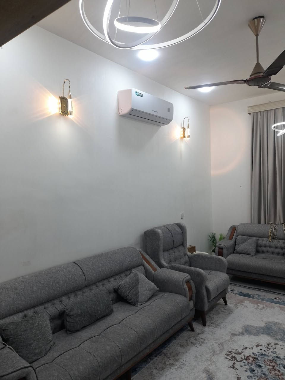 السلام عليكم مشتمل للبيع خاجيه جرحى ٩٠٠٠ مساحه البيت ١٠٠م ٥×٢٠شارع ١٢ سنه بناء ٢٠٢٥ بناء حديث طارمه صحيات خارجيه استقبال صاله مطبخ صحيات داخليه غرفه نوم طابق الثاني صاله ٩×٤/٥مع حمام السعر ١٠٥ اي استفسار ***********
