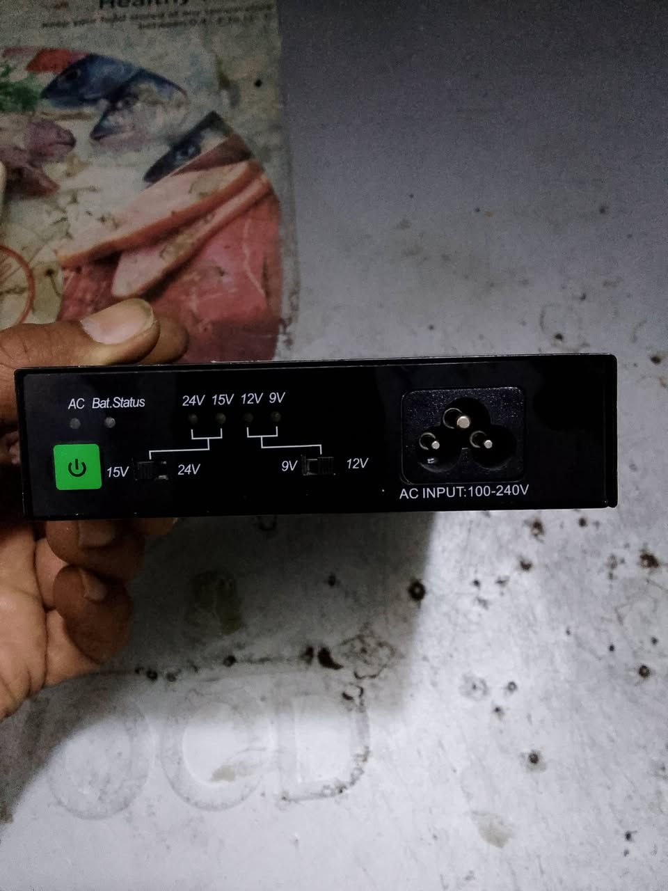 السلام عليكم  راوتر جديد يرهم ع الكيبل الضوئي مباشره بدون توصيله مع يوبي اس يشتغل 5 ساعات مستمره المكان بغداد مدينة الصدر حي طارق شارع القديم مجاور معمل الغار هاتف *********** السعر 25 الف
