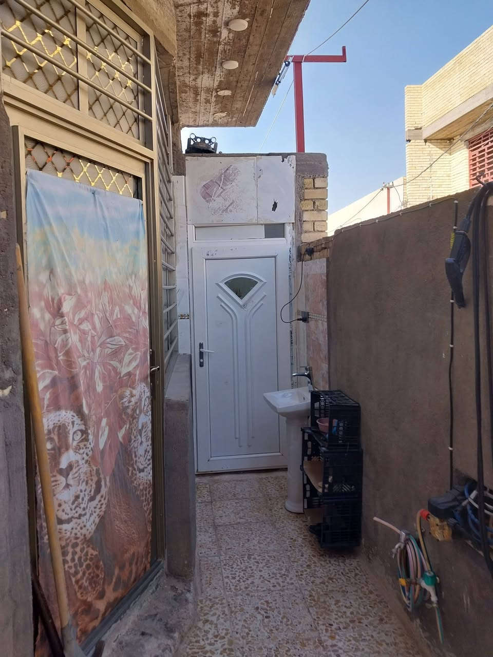 السلام عليكم دار للبيع مساحه 100 م الواجهه 6 وربع النزال 16 البيت زجيل ع شارعين يتكون البيت مطبخ بارد استقبال مفتوح ع حولي مطبخ حار وغرفه نوم واحده  والطابق الثاني هيكل صاعد بس جدران منطقه حجيه سهام الاستفسار.. الرقم ***********... ***********

