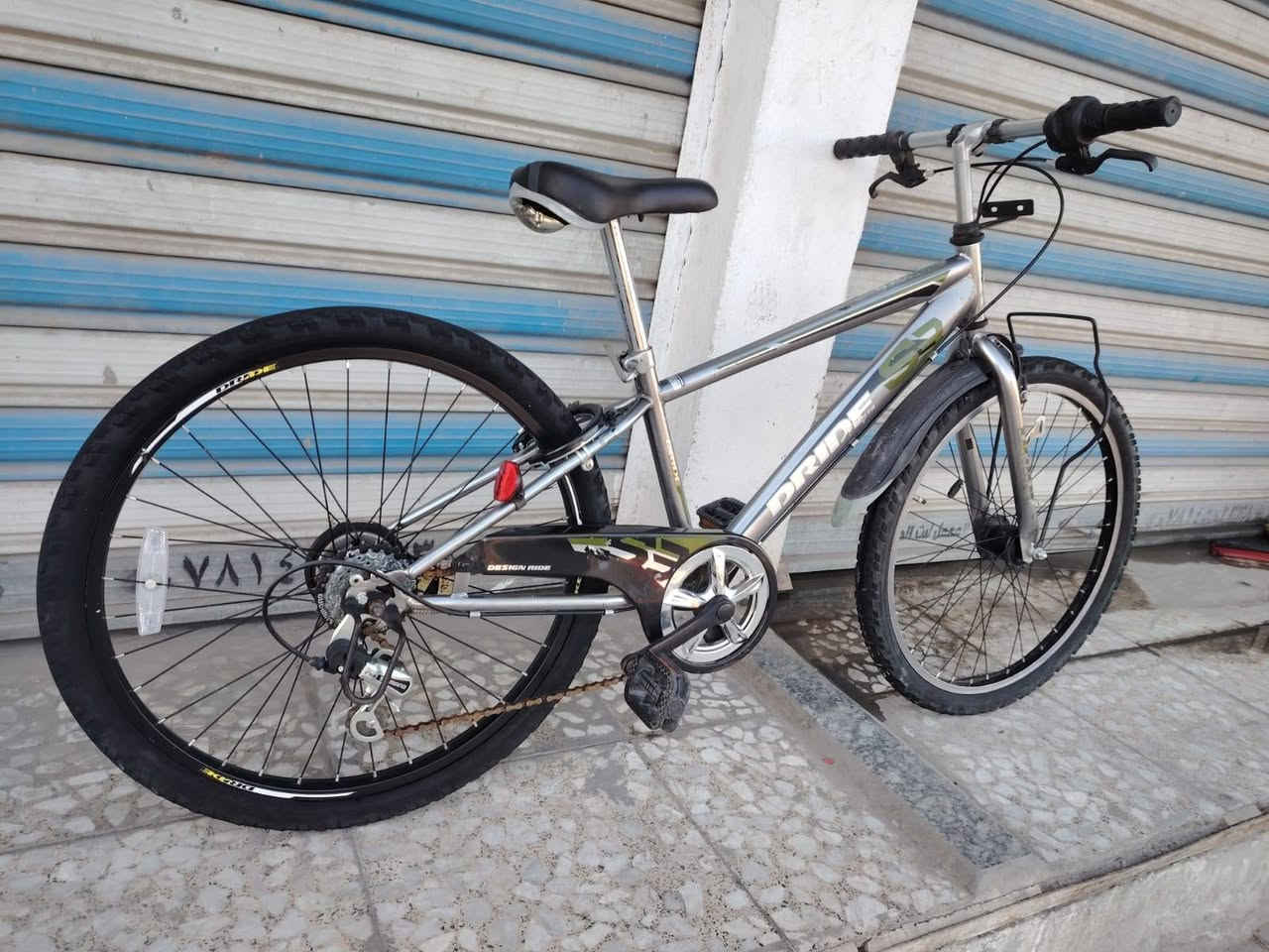 السلام عليكم ورحمة الله وبركاته
بيسكل موديل كيمو حجم ٢٤
باله ياباني النضافه فول وضع حاويه
ماركه ( DRIDE )
يده كير ٦ نمر شيمانو اصلي
داينمو امامي ثلجي شغال 
السعر ( 100 الف)
لون ميمز رصاصي  مختم 
كشن اصلي ماركه تايرات بلادي
قفل خلفي اصلي شغال
عنوان المحل بغداد شارع الفلاح
هاتف ***********
الاستفسار واتساب
