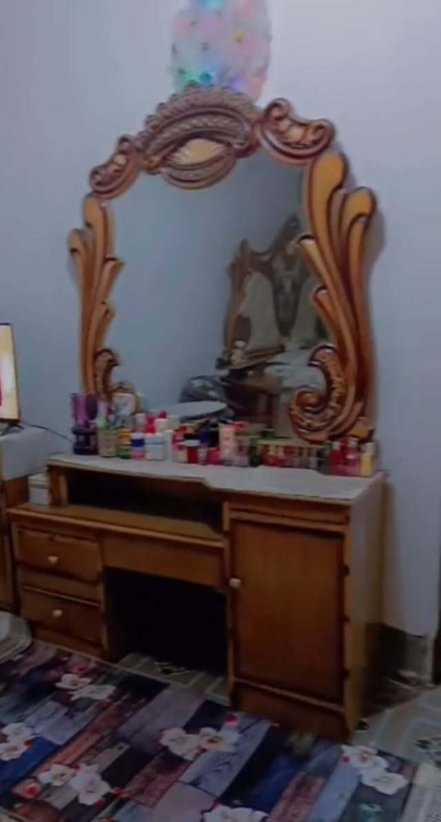 السلام عليكم 
 غرفه جديده للبيع استخدام قليل اي ضرر مبيها  مشتريتها بمليون وربع والله العظيم سعرها 700 بيها مجال قليل كلش نضيفه تجون وشوفون لمكان  الصويره  منطقة طليحه 
للأستفسار اتصل ***********
