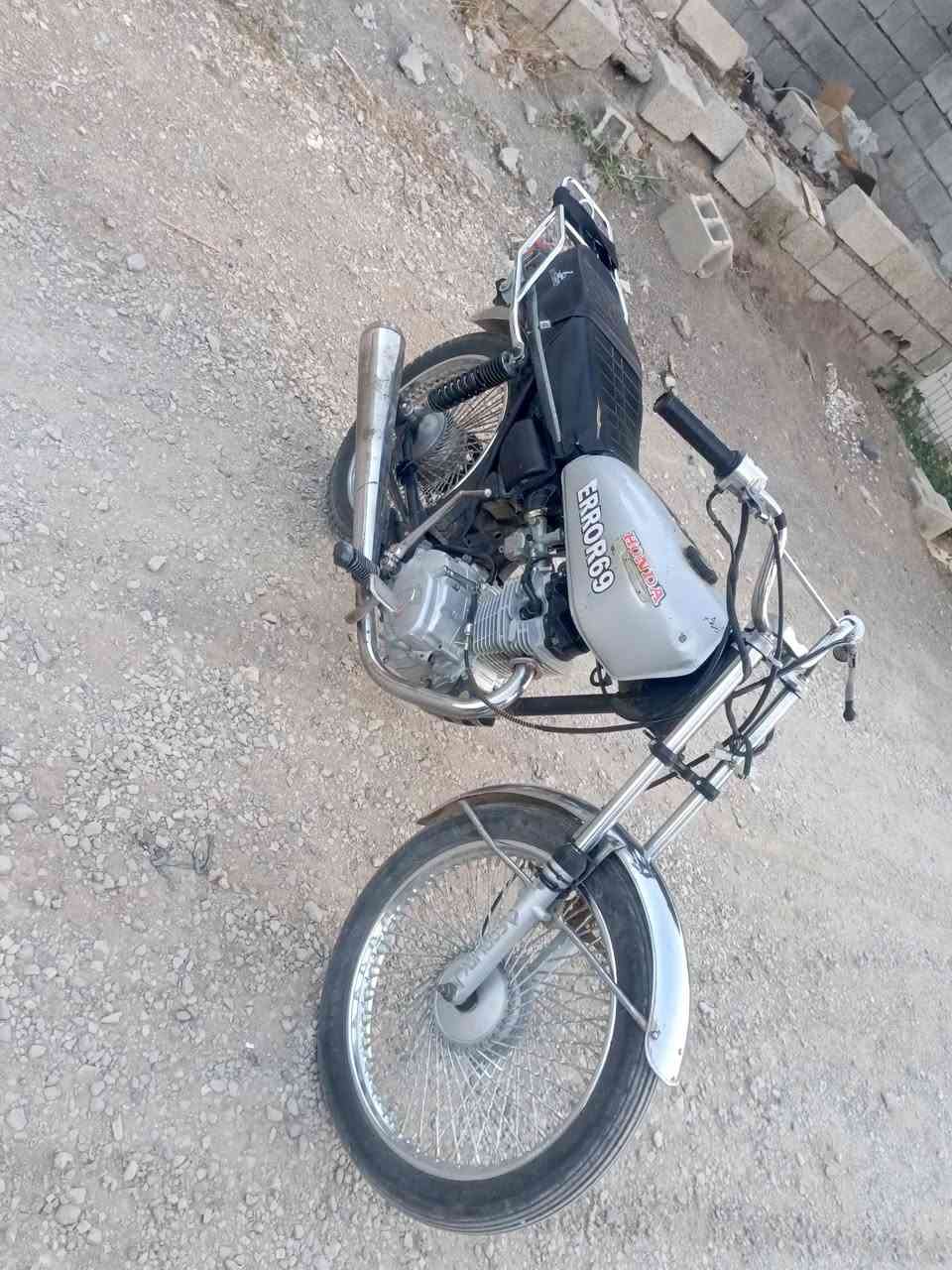 سڵاوو هاوڕێیان ئەم ماتۆڕە بۆ فرۆشتن تایگەری 2020 مەکینەی  چرکەی تێدا نیە  دووکەڵو سەوتی بەشەرت دوو تایەو ویلی جوانی لەژێرە تایەی پێشەوەی لۆکە ئی دواوەی سەیە حەفتە تازایە شانسی تەقیوی نیە دەبڵەکانی مەزبووتن ماڵی  فەقیرە زۆر بە کێشو بەهەڵمەتە نرخی270هەزارو یەک تۆز مەجال هەموو شتێکم نوسیوە ڕەحمەتت لێ بێ  مووشتەری نیت سەرمان مەهێشێنە شوێن سلێمانی
ژ.م***********
سڵاوو هاوڕێیان ئەم ماتۆڕە بۆ فرۆشتن تایگەری 2020 مەکینەی  چرکەی تێدا نیە  دووکەڵو سەوتی بەشەرت دوو تایەو ویلی جوانی لەژێرە تایەی پێشەوەی لۆکە ئی دواوەی سەیە حەفتە تازایە شانسی تەقیوی نیە دەبڵەکانی مەزبووتن ماڵی  فەقیرە زۆر بە کێشو بەهەڵمەتە نرخی270هەزارو یەک تۆز مەجال هەموو شتێکم نوسیوە ڕەحمەتت لێ بێ  مووشتەری نیت سەرمان مەهێشێنە شوێن سلێمانی
