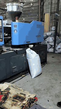 سلام عليكم 
ماكنة حقن 280 طن صيني للبيع
***********
