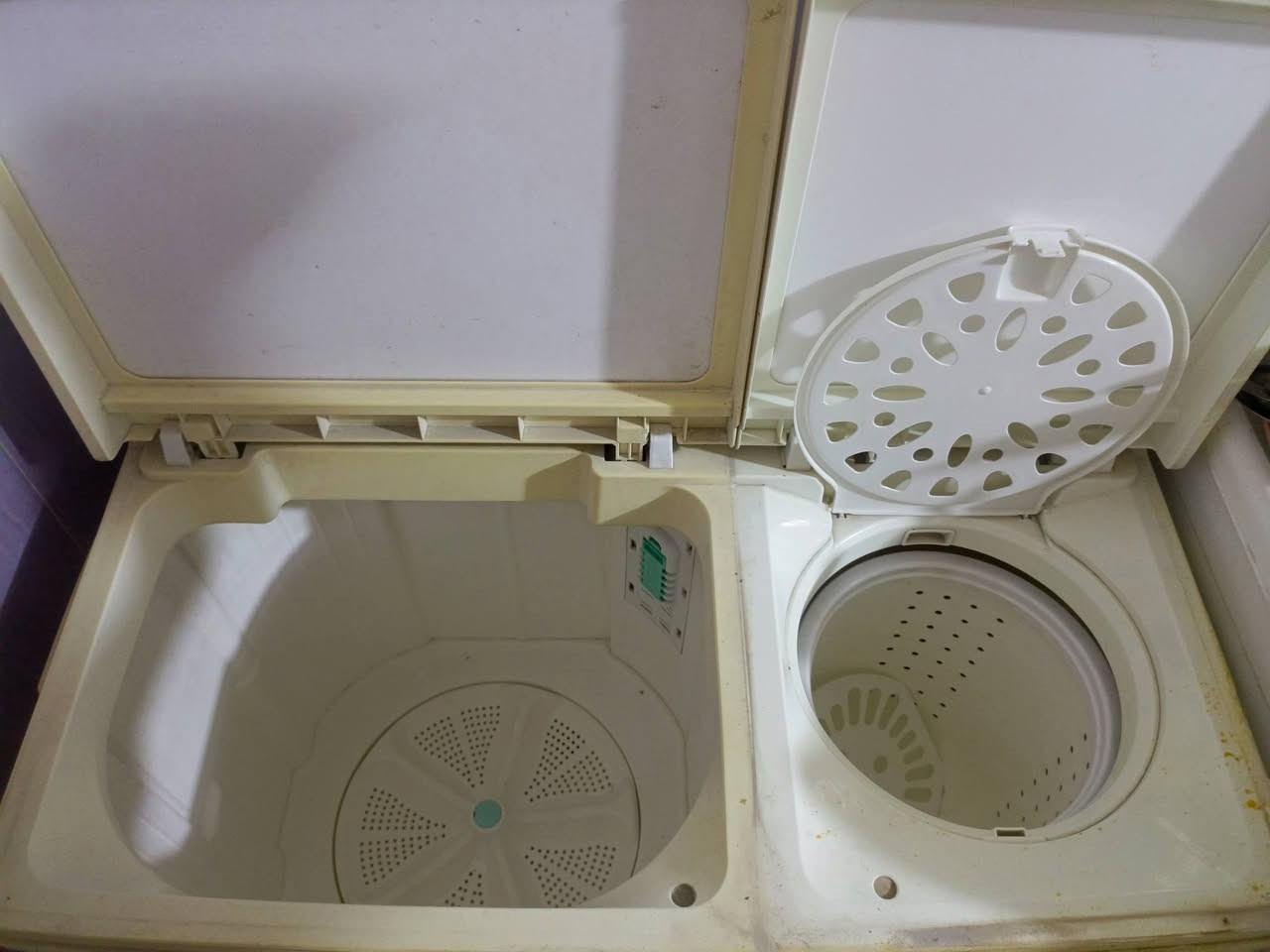 سلام عليكم 
الكاونتر تزكام مكفول من كسر او اي شي بي ب400
تخم قنفات 10نفرات  نضيف ب200
مبرده شغال على الفحص ب40
سوبات شغالات ثناتهن ب25
البايسكل  بس التاير الوره تعبان ب 25
الايباد نضيف على الشرط بس بي هذا الخط ب75
الغراض كلهن بيهن مجال 
موبايل ***********
واتساب متواجد
