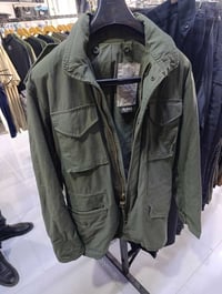 قمصله امريكي للبيع جديد ما ملبوس سعره سعره 30,000 مع التوصيل يلبس قياس...