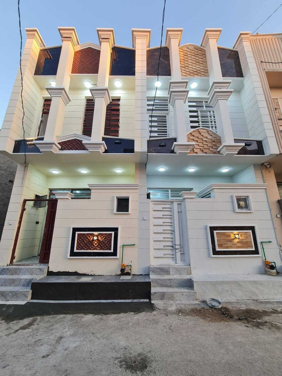 ⚜️  #للبيـــــــع في كربلاء ⚜️
✅ دار سـكـــــــــني   //   حديث درجة اولــــــئ

🔴 تفاصيل : العقار

🔴 المساحة : 50م

🔴 الواجهة : 4.500م

🔴 طابقين :

🔴 الملكية : طـــــــــــابو  ملك زراعي 

🔴 موقع جداً  راقي وهادئ وكافة  الخدمات متوفرة

🔴 تبليط +  صرف صحي  +  كهرباء  +   ماء  +  

🔴 #قيد_العمل_تسليم_مفتاح_كامل_زيرو

✅ طابق الأول

مدخل واحد  + صالة ضيوف + مطبخ واسع + مناور + صحيات عدد  1  + استقبال عدد 1

✅ طابق الثاني 

غرف النوم عدد  1  +   صحيات عدد  1    +   بيتونه  

+ سطح

⚠️ العنوان 

         كربلاء   //   حولي مستشفى الكفيل //   منطقة  حي الفتح

      مربع  الثاني خلف تاج مول 

_

إذا لم يناسبك هذا العقار، لدينا خيارات متنوعة 

تشمل منازل، وأراضٍ تناسب جميع الأذواق.

________

#لمعرفة ../    السعر #اكتــب   رقم   (  1  ) 

     

🟣👈  (   ليأتي  أليك  الرد  برسالة خاصة  📩   )

((  تعامل والتفاوض مع #صاحب  العقار   حصراً  ))

____________________

  زبائننا  الكرام بكم نرتقي ونتشرف بزيارتكم 

احصل على منزل أحلامك معنا، نحن مكتب عقاري 

موثوق ومتخصص في تلبية احتياجاتك السكنية

لاتتردد في زيارتنا او الاتصال بنا 

___________________________

للاستفسار أي سؤال ___________ الأتصال على 

الرقم 

( *********** )        

⁨

#دمتم__في__رعاية__الله
