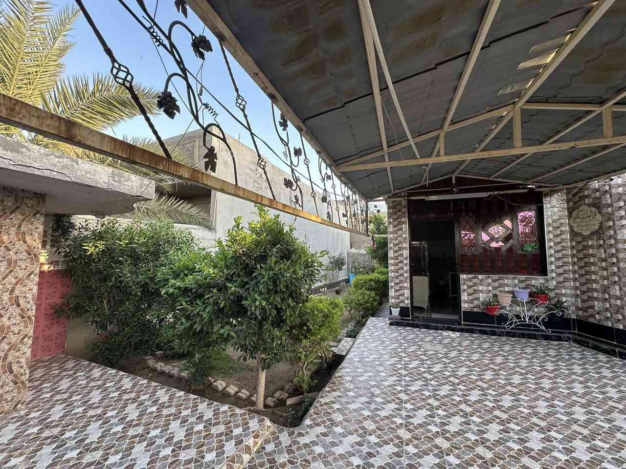 دار سكن طابو صرف في حي ( الأمير الأول ) 
بجانب بيت ( علي جاسم المرور ) 
مساحة ٣٠٠ م - ( بناء ٢٠٠ م / ترك بجانب لبيت ١٠٠ م ) 
( ٢ غرف نوم ) - صحيات داخلية + خارجية 
بناء طابوق - سقف صب كونكريت مسلح 
( بناء جديد ) - ( امام البيت متنزه ) 
( كل الخدمات متوفرة ) ماء - كهرباء - تبليط - مجاري
( تحويل مباشر ) ( أمامه متنزه )

للاستفسار مراجعة مكتب غازي للعقار     
واسط - الزبيدية - قرب أفران المائدة   ***********   
***********
