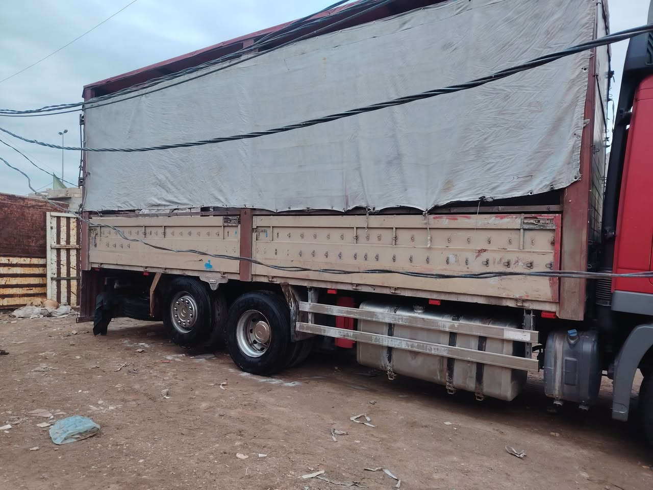 السلام عليكم بدي للبيع الطول 47 العلو ثلاث مترات ارضيه حديد گجر***********
