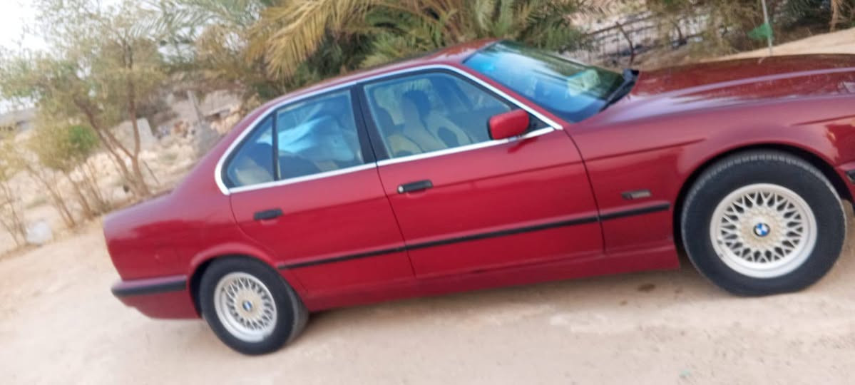 سلام عليكم ورحمة الله وبركاته بيئم موديل 1992السياره انضف من لصوره داخل اسود جلد كهربائيات كلها شغاله فتحه سقف سياره بيها ضربه شبر ب جاملغ اليمنه وبعدله فقط السياره انضف من الصوره السياره قفلها65 وهاذه رقمي ***********
