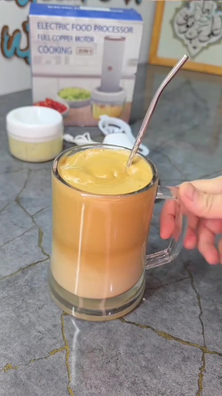 محضرة طعام 2 في 1 (خلاط لاسلكي + مفرمة كهربائية)

الاستخدامات:

خفق البيض والكريمات بسرعة وسهولة.

تحضير العجائن الخفيفة والمعجنات.

تقطيع الخضروات، الثوم، البصل والفواكه الطازجة في ثوانٍ.

مثالية لتحضير وصفات يومية سريعة وصحية.

المميزات:

تصميم عصري أنيق متوفر بألوان متعددة (أخضر، أبيض، وردي) ليتناسب مع مطبخك.

جهاز 2 في 1 يجمع بين الخلاط اليدوي والمفرمة الكهربائية.

محرك نحاسي قوي يمنح أداءً عاليًا مع كفاءة في التقطيع والخلط.

لاسلكي وقابل للشحن عبر كابل USB مرفق، لتستمتع بسهولة التنقل والاستخدام في أي مكان.

ملحقات متعددة:

- شفرة معدنية دقيقة للخلط.
- وعاء شفاف للتقطيع.
- أداة لفصل البيض.

سهل التنظيف بفضل الأجزاء القابلة للفك والغسل.

محتويات الصندوق:

محضرة الطعام (الجهاز الأساسي).

وعاء شفاف مع شفرات للتقطيع.

رأس خلط معدني (خافق).

أداة لفصل البيض.

كابل USB للشحن.

الملاحظات:

أبعاد المنتج: 29 × 10 سم.

أبعاد الغلاف: 18 × 20 × 8 سم.

#explore 
#اكسبلورexplore 
#ايس_كوفي


**إذا كنت صاحب هذا الإعلان وتريد حذفه لأي سبب، رجاءا أرسل رسالة إلى الدعم الفني**