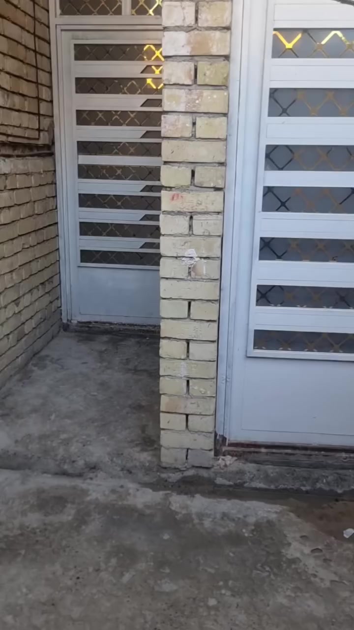 سلام عليكم بيت البيع مساحة 100متر 5×20  بناء حديث قبل شهر من كمل نقص فقط كاشي العنوان حي الكوفه شارع الملعب قرب حسينية الإمام الحسن المجتبى التواصل *********** خدمات كامله تبليط مجاري ماي انترنت ضوائي
