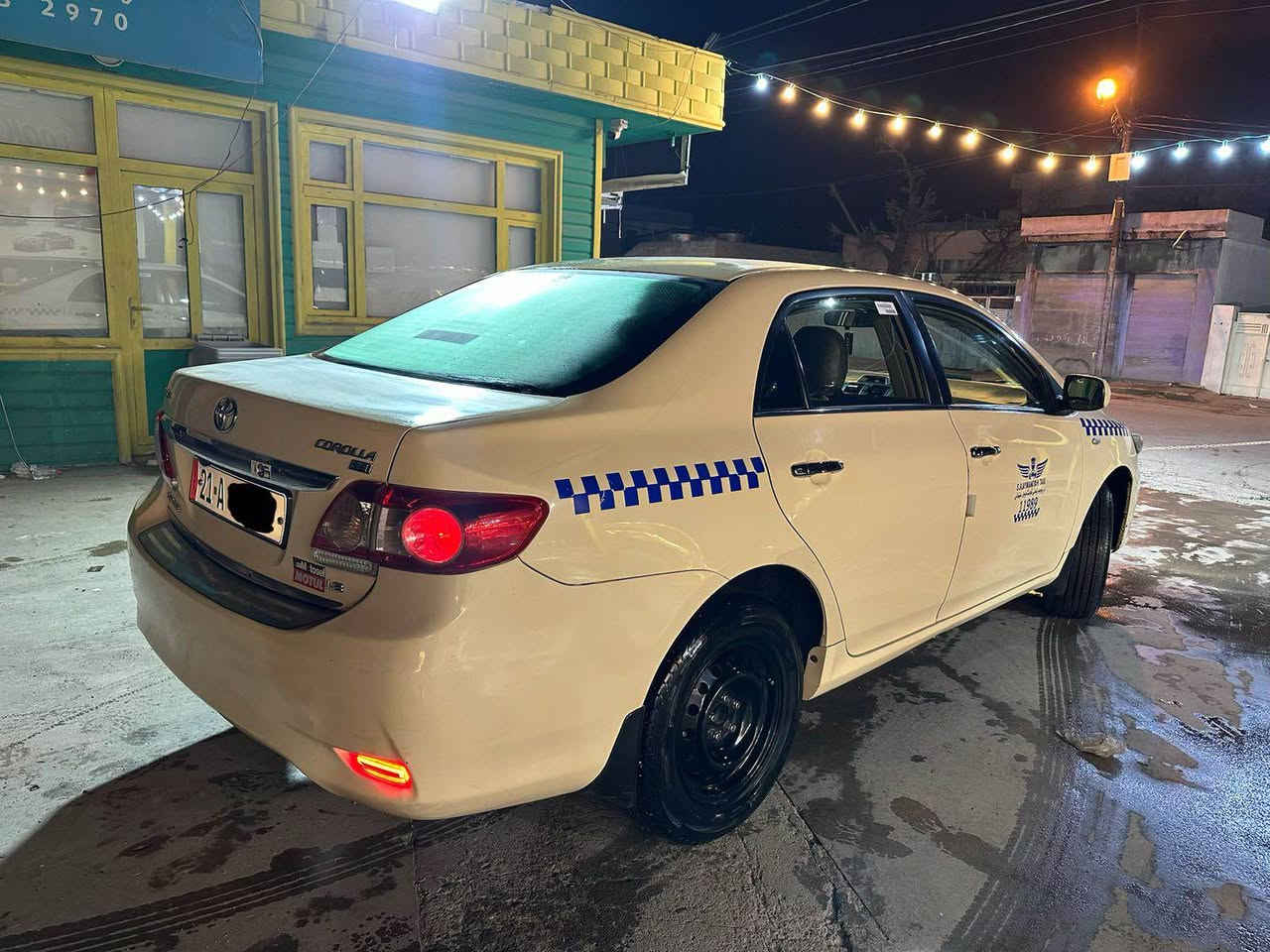 147$  
   *********** 
کرۆلا 
گێر ئۆتۆماتیک
بیلاد تەکسی 
مەکینە گەورە ۱۸ 
بە ناوی خۆمانەوەیە 
بۆنیدی ڕەشە وکەمێک ساردی هەیە 
فول جوانکاری و بێ مەسرەف 
تاقم تایەی لۆک 
مەجموعەی سوکان لۆک شەریکە 
بێ تەقە و ڕەقەیە  مەزبوت 
 شاشە ئایپاد ئەسڵی 
ڤۆلیۆم سوکان
سەعاتی سەرداشبڵ
کامێرەی دواوە 
کامێرەی پێشەوە تەسویرئەکات 
بلاجکتۆر 
لیدی دەعامی دواوە 
لیدی بەقوەتی بلاجکتۆر
پەردەی سێ خەت 
کامل گاعی و کوشن و سەقف بەرگەدرگای کراوە بە تاقمێکی جوان بە نایلۆنی شەفافەوە 
سەیارەکە زۆر جایزە و بێ مەسرەفە 
*********** السليمانية, العراق
