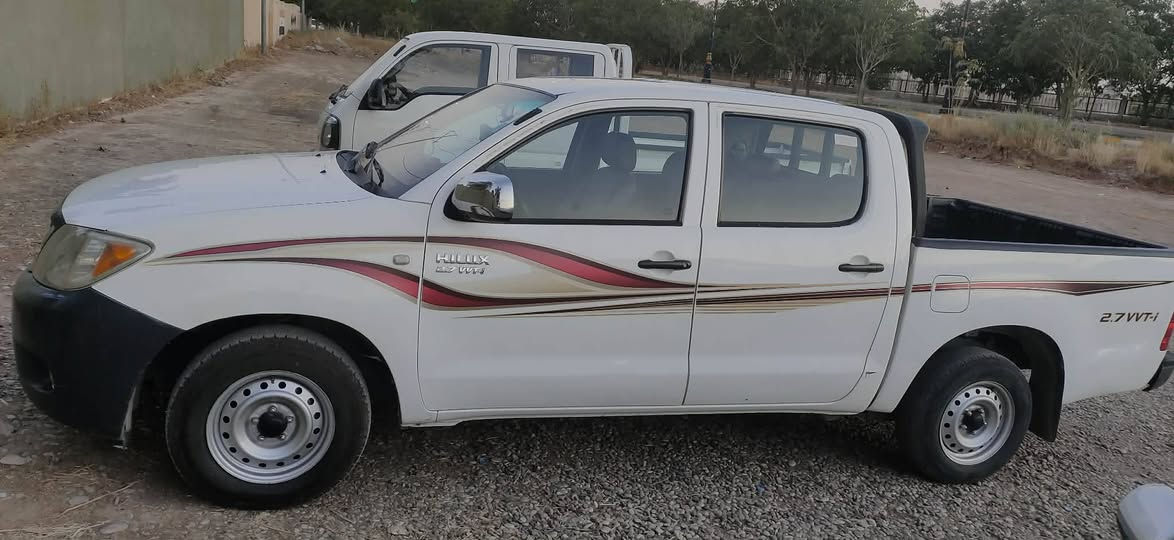 تيويتا هايلوكس موديل ٢٠٠٨ رقم اربيل السنويه تنتهي ٢٠٢٨ بأسمي السياره بيها صبغ بالجاملغ الخلفي بدون معجون بدون دواخل صوره السونار موجوده  مكينة استندر  سياره نظيفة وكامله من كل النواحي برغي مابيها نقص دواخلها نظيفة اترايها وين متريد السعر ١٣٥ مكان السياره ديالى خانقين رقم الموبايل ***********
